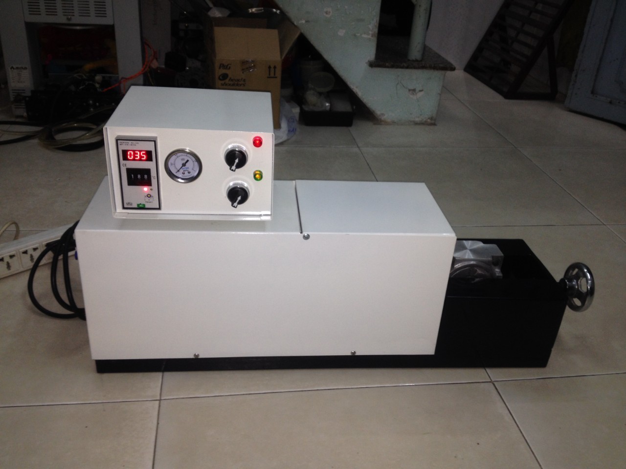 Máy bắn nhiệt dẻo VN loại máy nằm